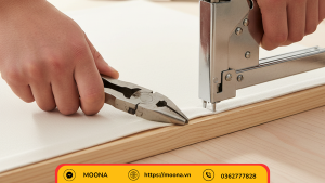 cách căng khung tranh canvas cố định bằng ghim lên khung gỗ trong quá trình căng tranh.